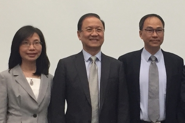 台灣生物産業發展協會理事長李鍾熙（中），分享精準醫療的發展與應用。