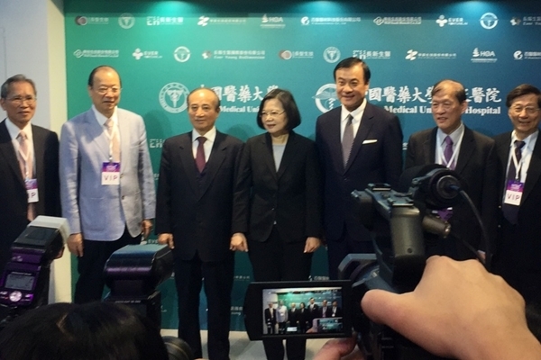 總統蔡英文（中）、立法院長蘇嘉全（右三）、前立法院長王金平（左三）出席「台灣醫療科技展」開幕典禮。