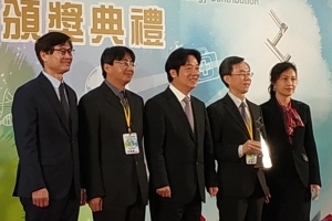 行政院25日頒發傑出科技貢獻獎，表揚在材料工程及疾病研究上有所貢獻的洪煥毅（左二）及吳漢忠（右二）。